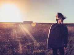 爱情伤感的句子看了都想流眼泪 句句说到心坎