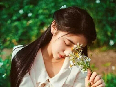 爱情说说带图片：我饮过最浓烈的酒，是你低着头噙着笑的温柔